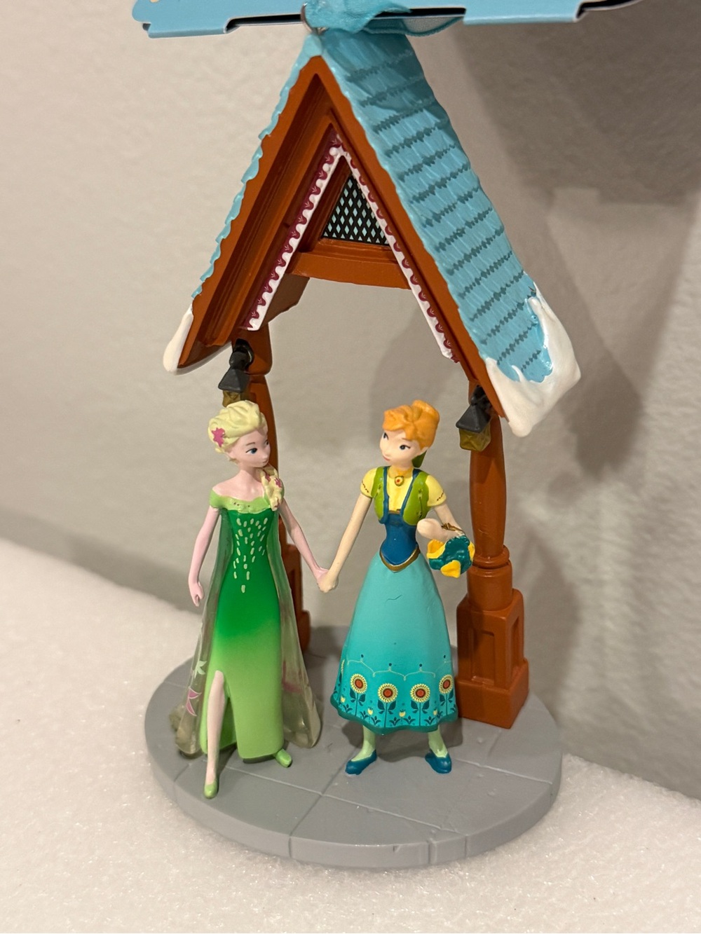 Disneyland Paris World of Frozen Anna & Elsa Christmas Ornament NWT